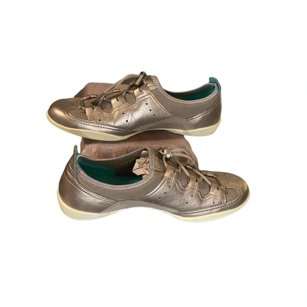 ECCO Bluma Toggle Universe Moon Rock
Sneaker/Driving Shoe. Metallic Leather.Sz 7